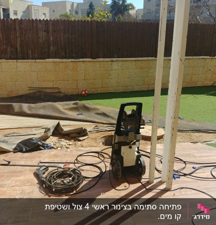 כלי עבודה וצינור על רצפת עץ בחצר